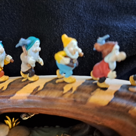 Disney  Showcase  Olszewski Story Time Snow White And The Seven Dwarfs  figurine - Picture 7 of 11